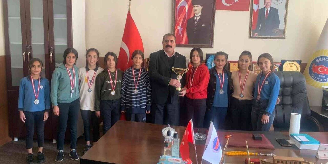 Belediye Başkanı Alihan Babat, voleybol il birincisi ortaokul öğrencilerini ödüllendirdi