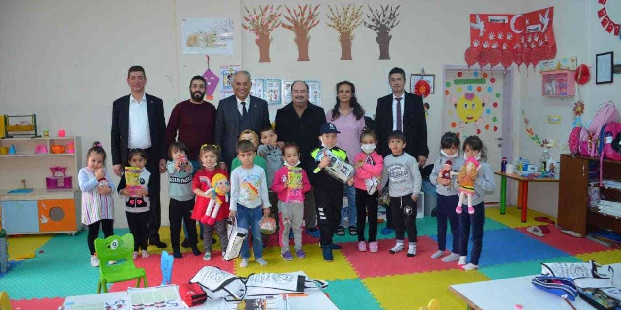 Başkan amcalarından minik öğrencilere çeşitli hediyeler