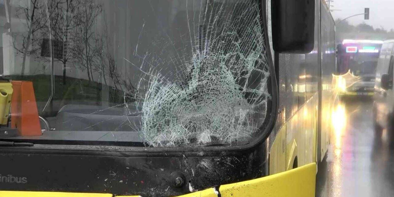Yağışlı hava kazalara neden oldu 2 kişi yaralandı, 1 minibüs takla attı