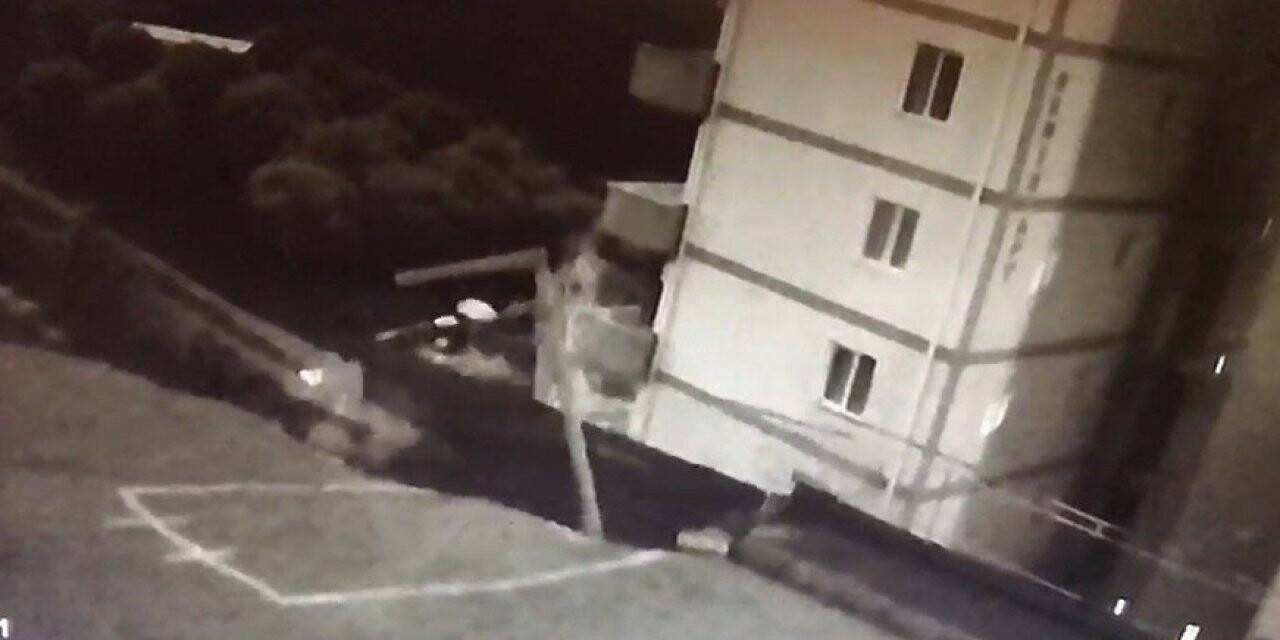 İzmir’de istinat duvarı apartmanın üzerine böyle yıkıldı: 88 daire boşaltılmıştı