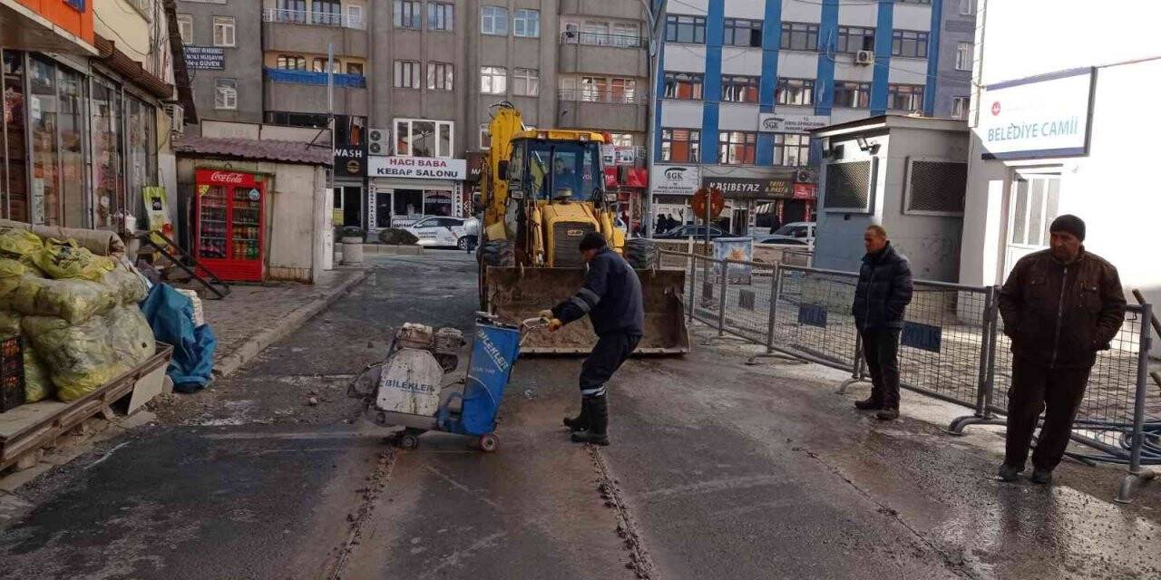 Belediye ekibinden su arızalarına anında müdahale