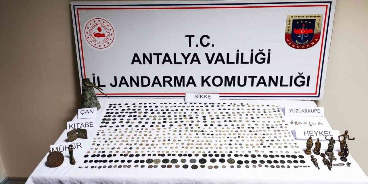 Döşemealtı’nda 705 parça tarihi eser ele geçirildi