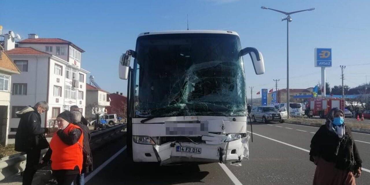 Otobüsün çarptığı traktörün sürücüsü hayatını kaybetti