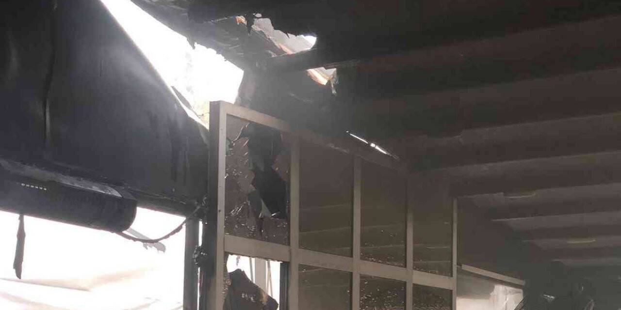 Yangında iş yeri kullanılmaz hale geldi