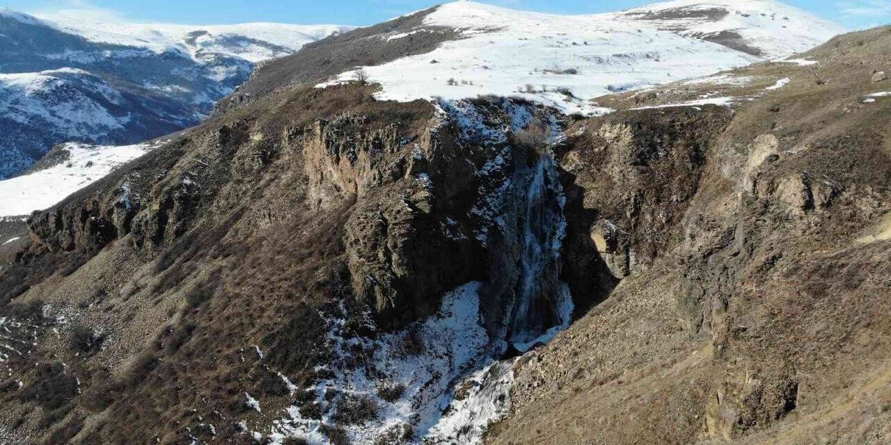 Kars’ın soğuğu şelale dondurdu