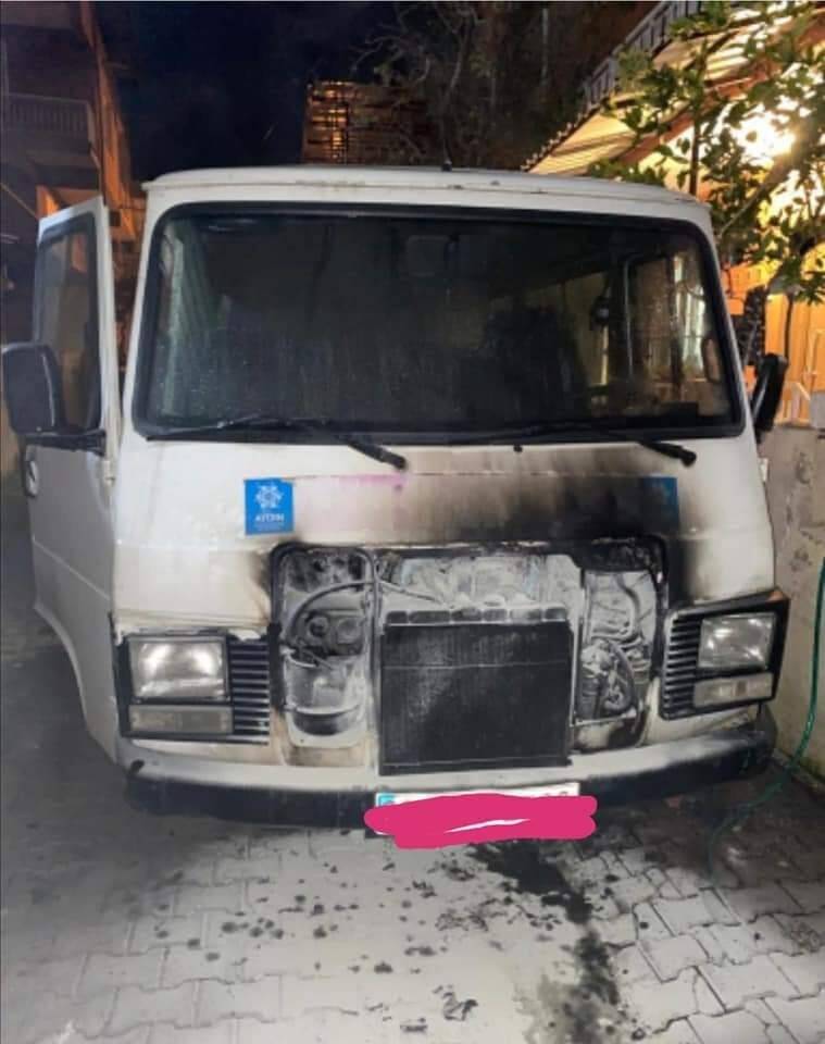 Söke’de park halindeki minibüs alev alev yandı