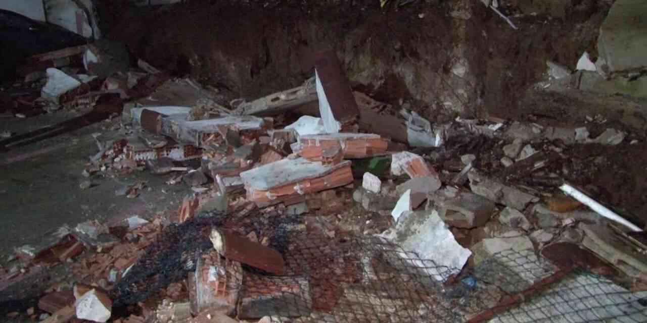 Üsküdar’da istinat duvarı çöktü, 4 otomobil zarar gördü