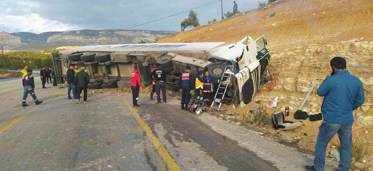Mersin’de devrilen tırın şoförü yaralandı