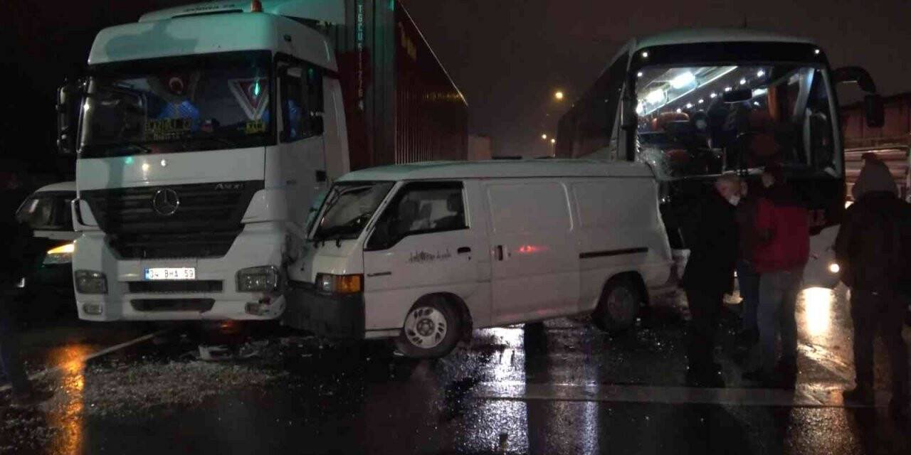 Arnavutköy’de zincirleme kaza, salça yüklü araç tır ile otobüs arasında sıkıştı
