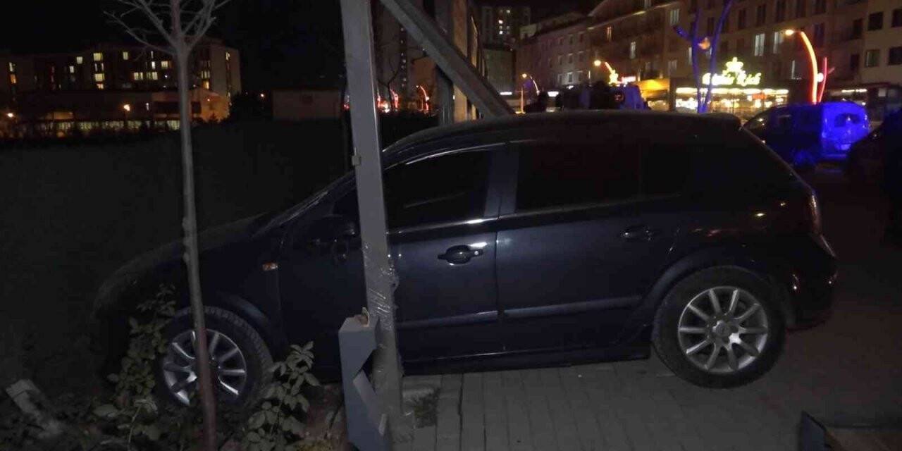 Alkollü sürücü, kaldırımdaki reklam tabelasına daldı