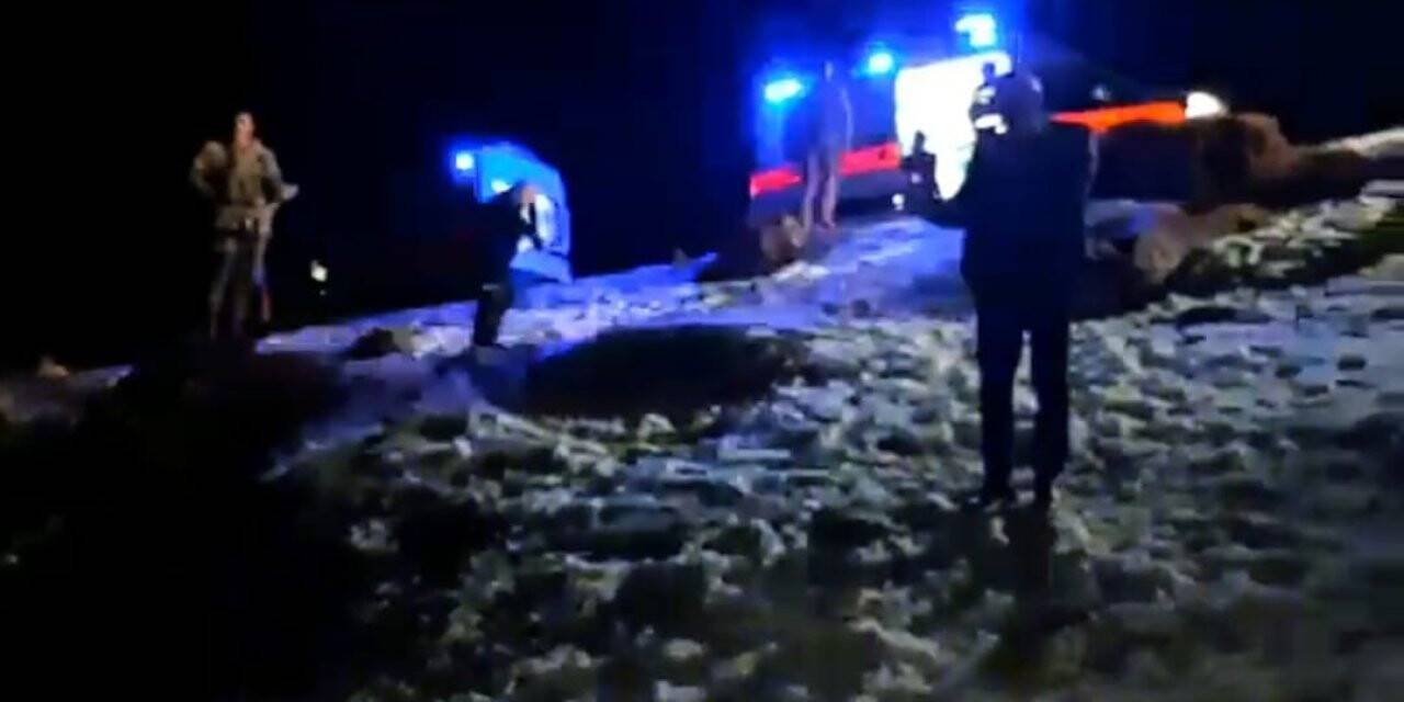 Kaçak göçmenleri taşıyan minibüs kaza yaptı: 3 yaralı