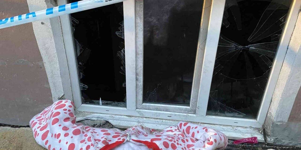 Esenyurt’ta facianın yaşandığı ev, gün ağarınca görüntülendi
