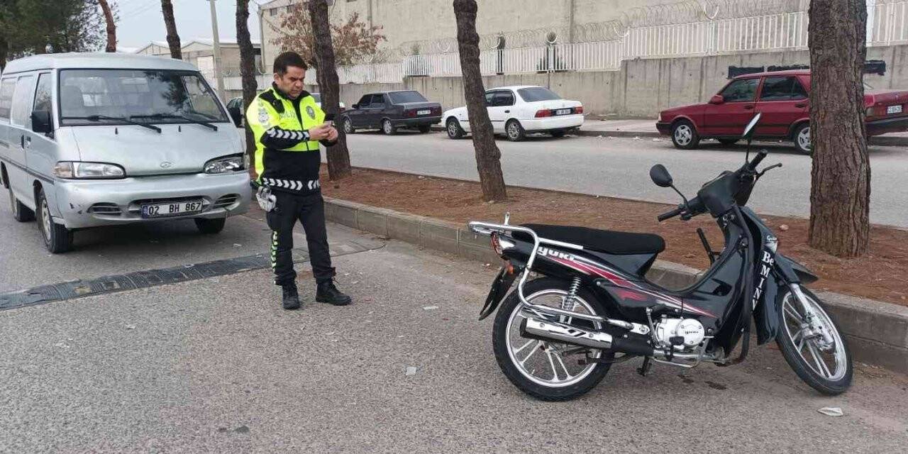Midibüs ile motosiklet çarpıştı: 1 yaralı