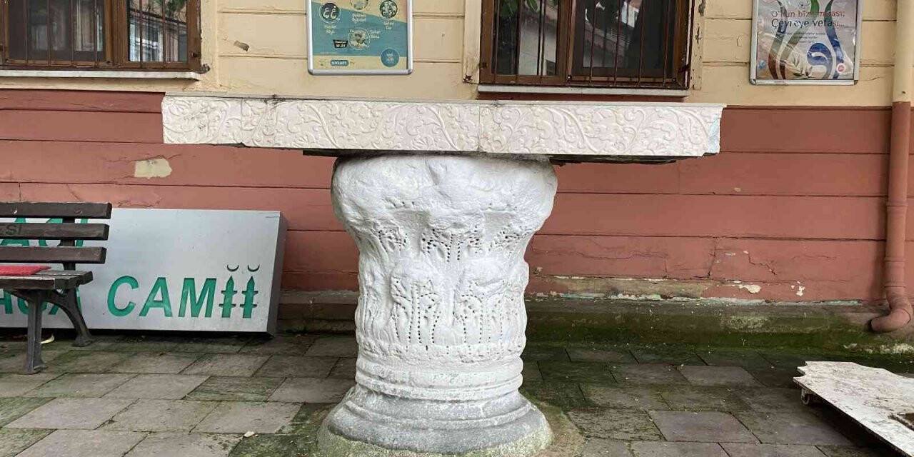 Musalla taşı, tarihi manastıra ait sütun başlığı çıktı