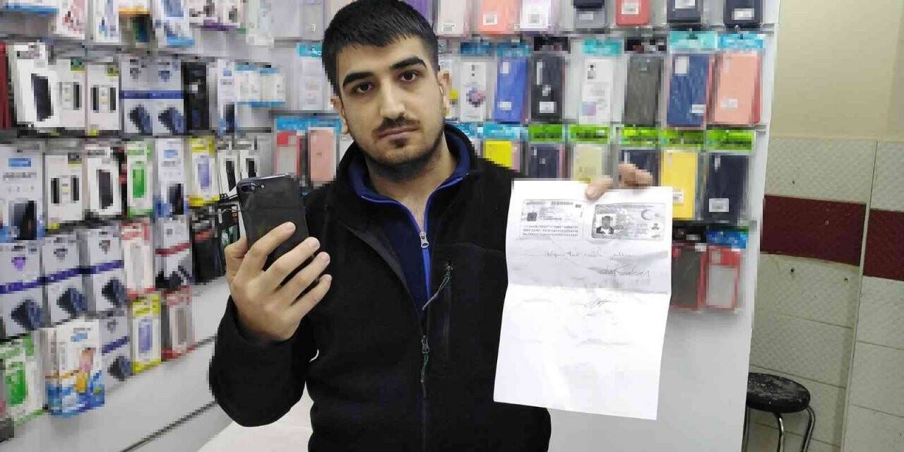 Öğretmen, genç kızın telefonunu çaldı