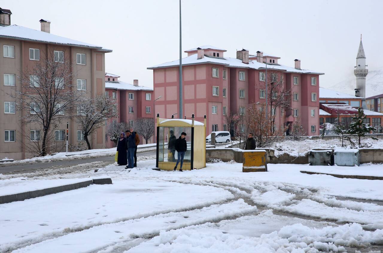 Doğu'daki 4 ilde 306 yerleşim birimine ulaşım sağlanamıyor