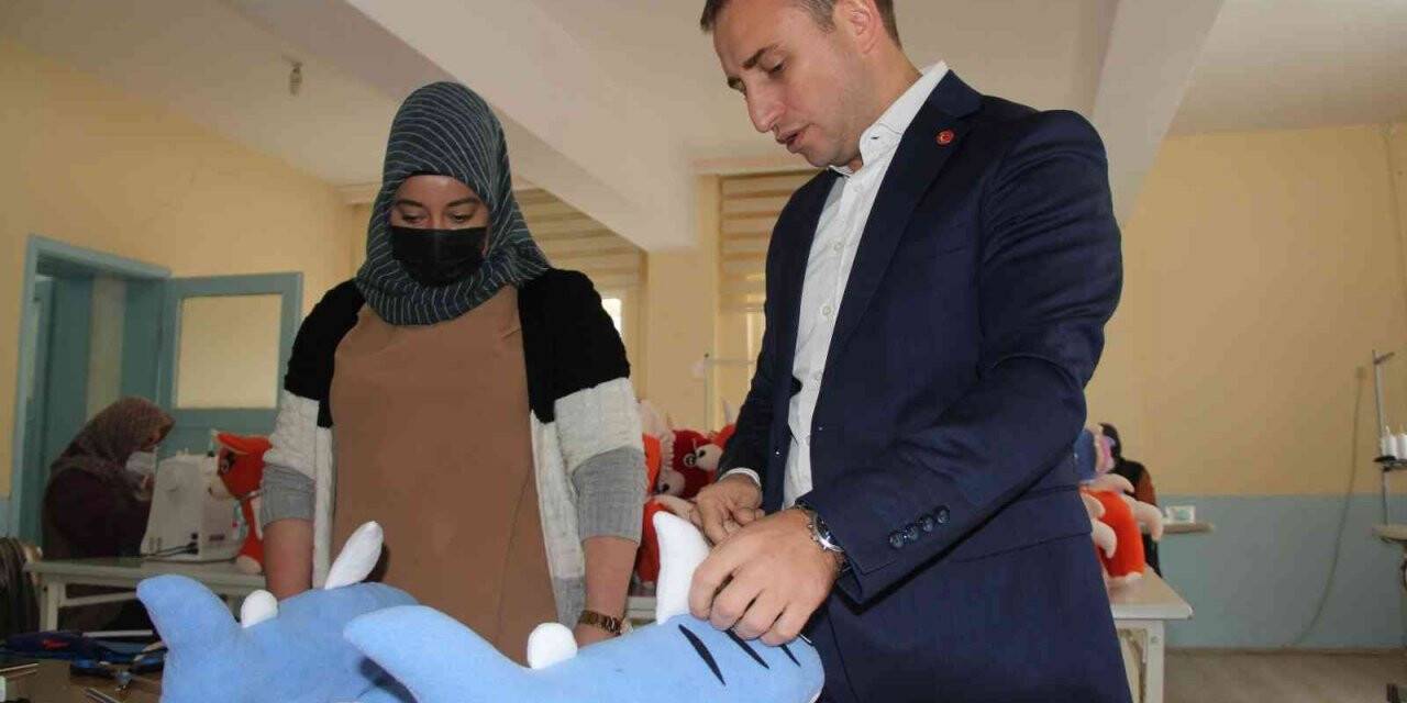 Bu projeyle hem üretici kadınların hem de yetim ve öksüz çocukların yüzleri gülüyor