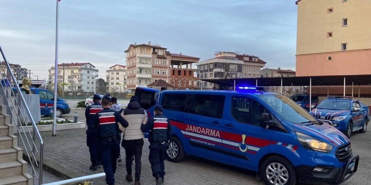 Ev hırsızları jandarmadan kaçamadı