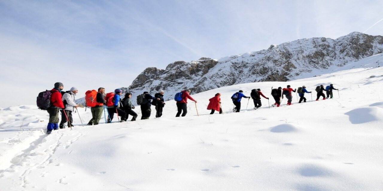 30 dağcı, 6 saatte karlı kaplı zirveye tırmandı