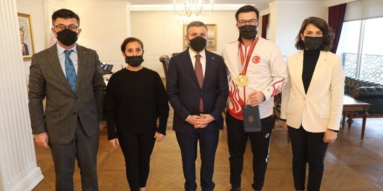 Dünya Şampiyonundan Vali Atay’a ziyaret