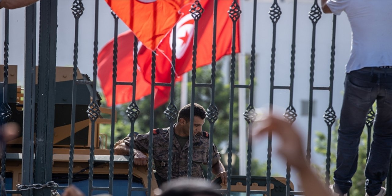 Tunus devriminin 11. yılına Cumhurbaşkanı Said’in Meclisi kapatma kararı damga vurdu