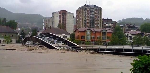 Azgın sular köprüyü yerinden söktü VİDEO