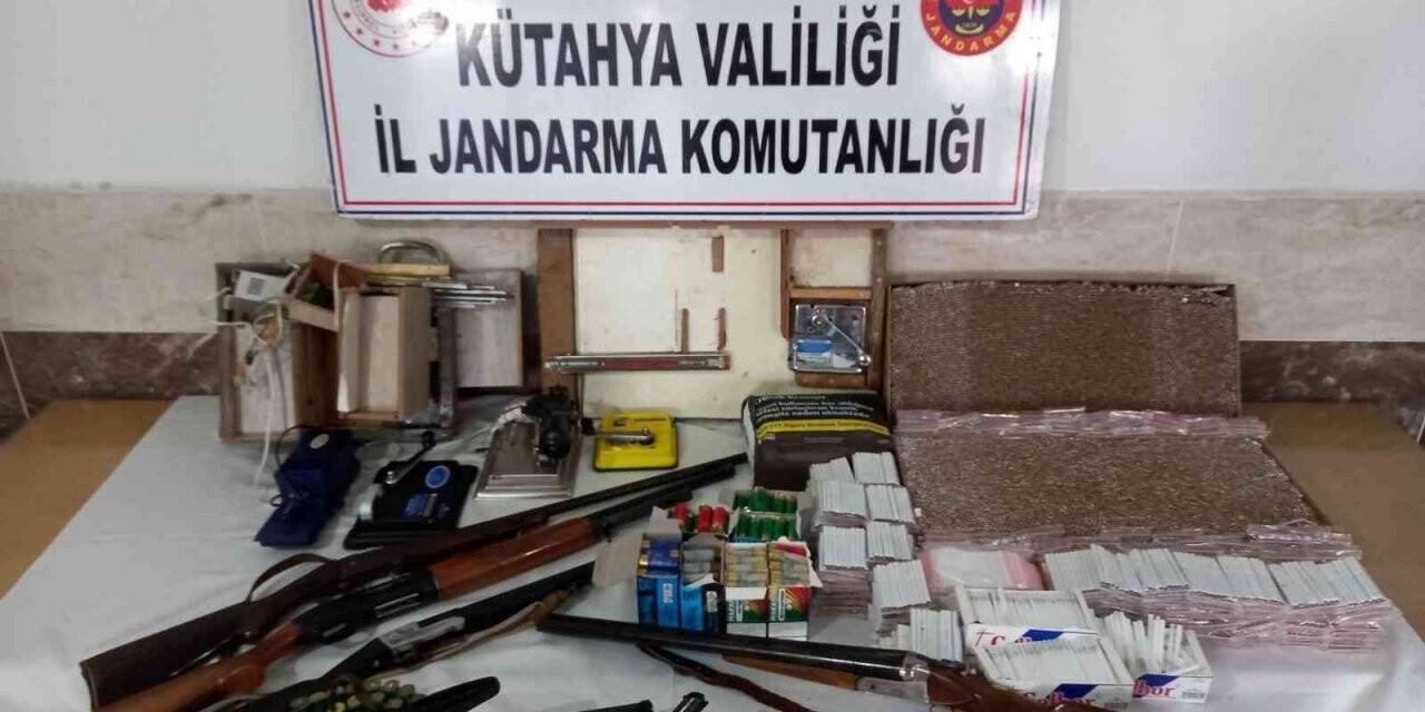 Evi silah ve sigara deposu çıktı
