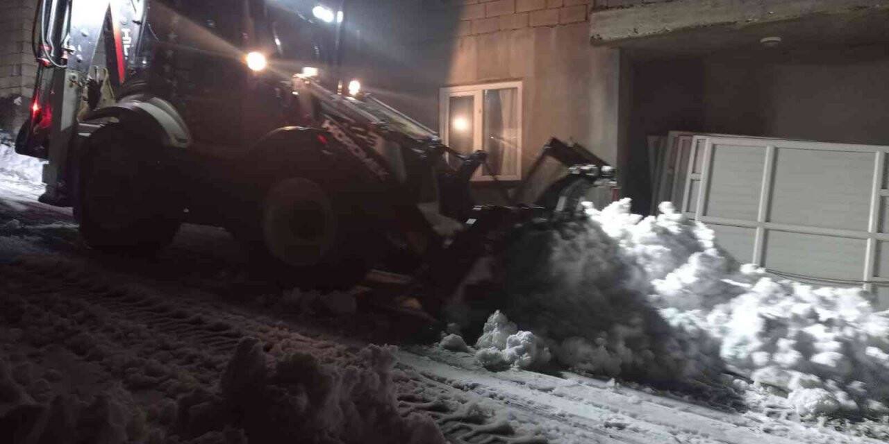 Belediye ekipleri kar mesaisini sürdürüyor