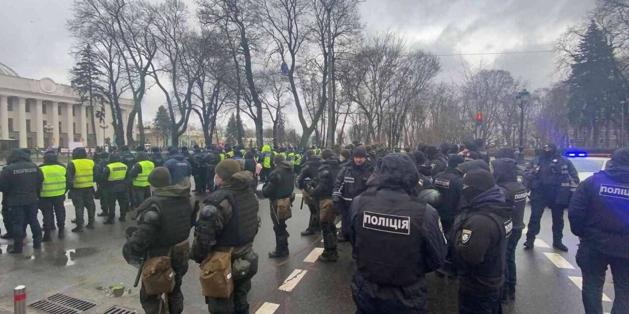 Ukrayna’da karantina karşıtlarından protesto