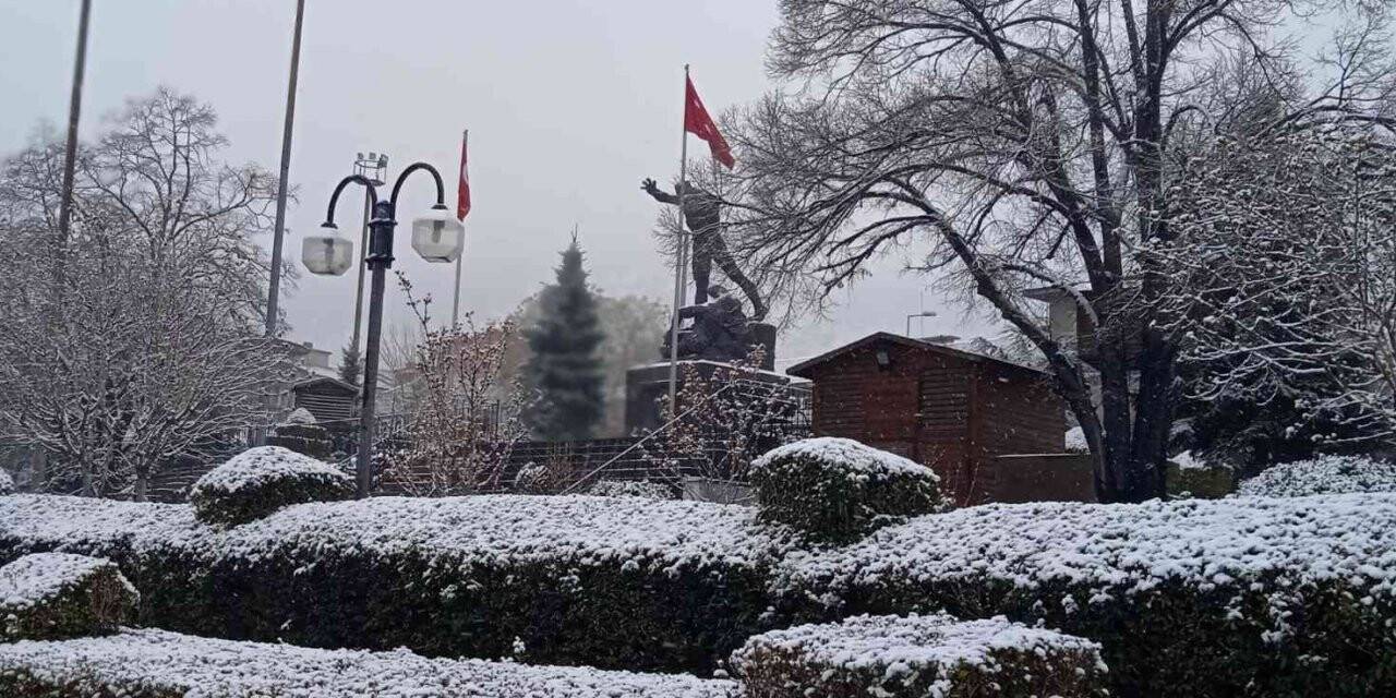 Afyonkarahisar’da günlerdir uyarısı yapılan kar yağışı başladı