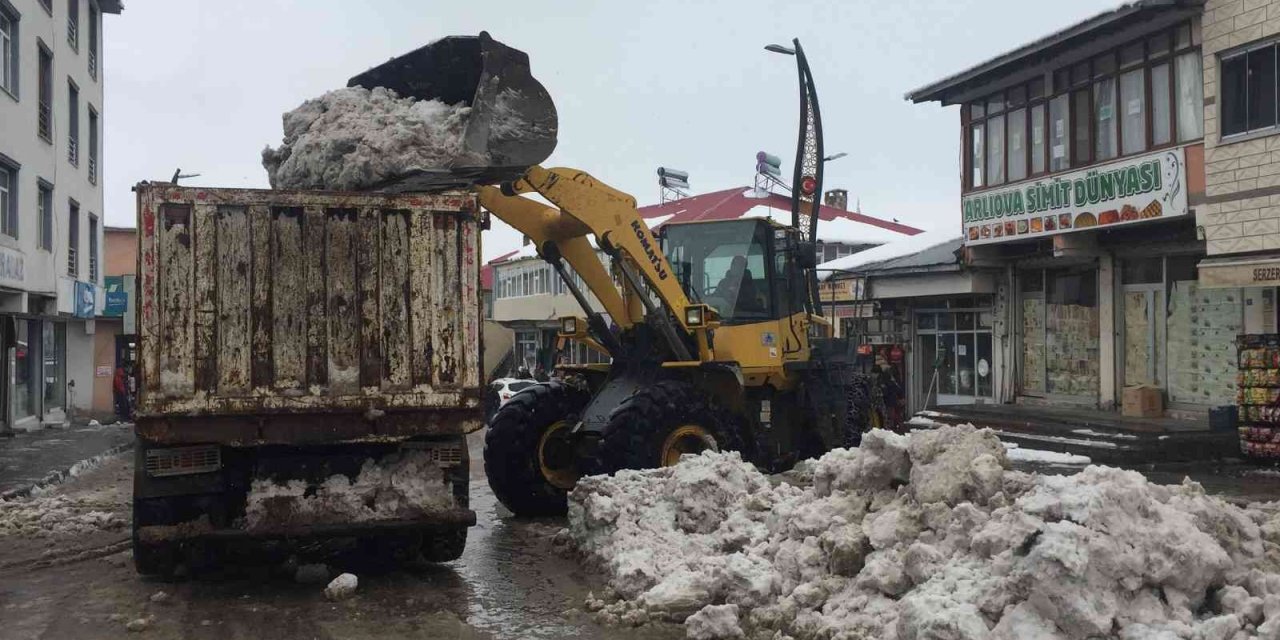 Yağan kar, kamyonlarla ilçe dışına taşınıyor
