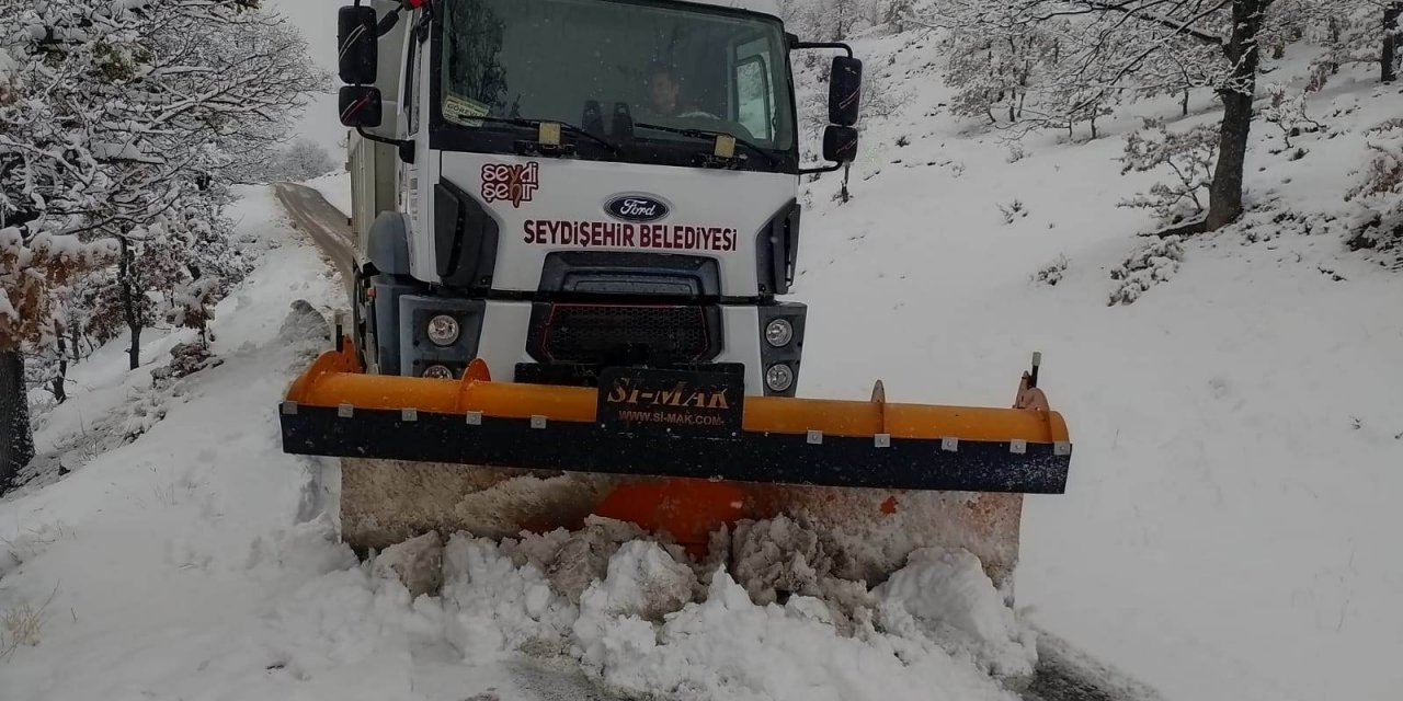 Seydişehir'in kırsal mahallelerinde kar mesaisi sürüyor