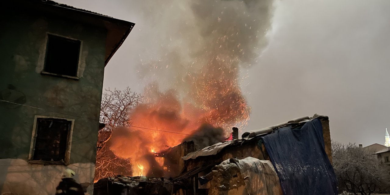 Konya'da müstakil evde çıkan yangın itfaiye ekiplerince söndürüldü