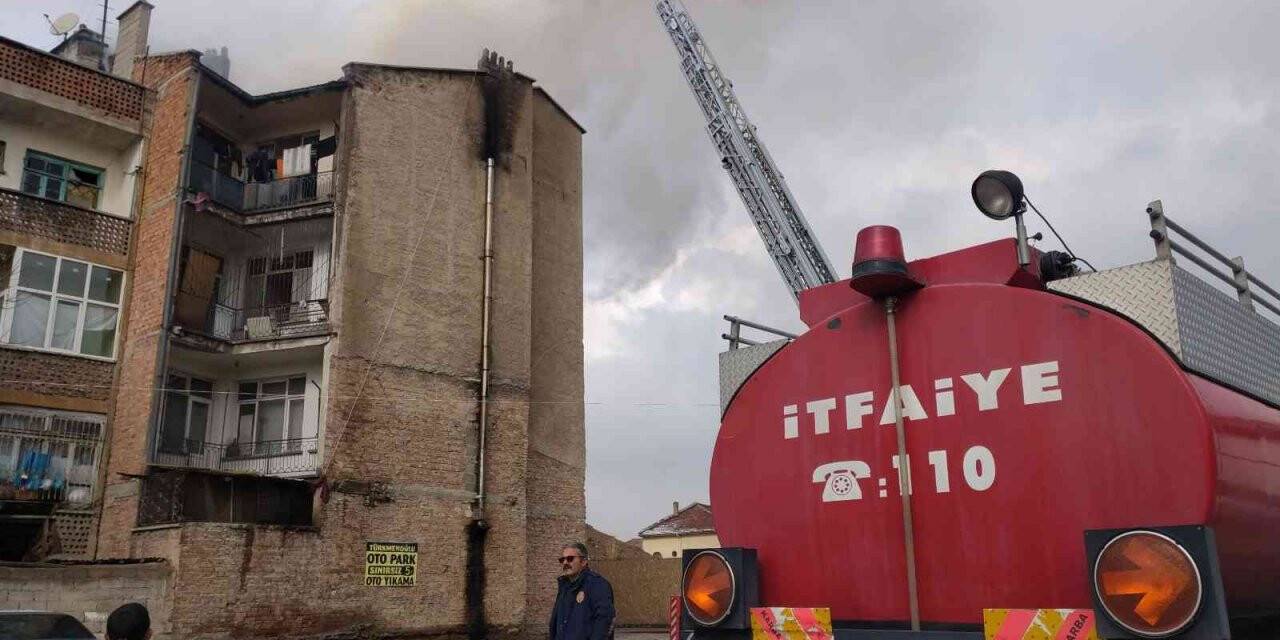 Apartman çatısındaki yangın korkuttu