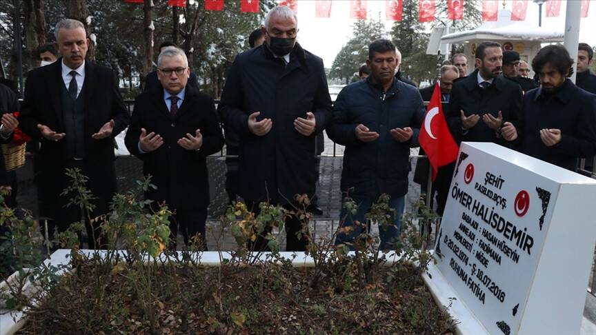 Kültür ve Turizm Bakanı Ersoy, şehit Ömer Halisdemir'in kabrini ziyaret etti