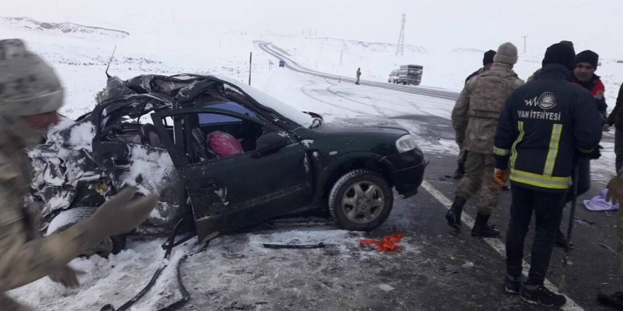 Minibüsle otomobil çarpıştı: 1 ölü, 3 yaralı