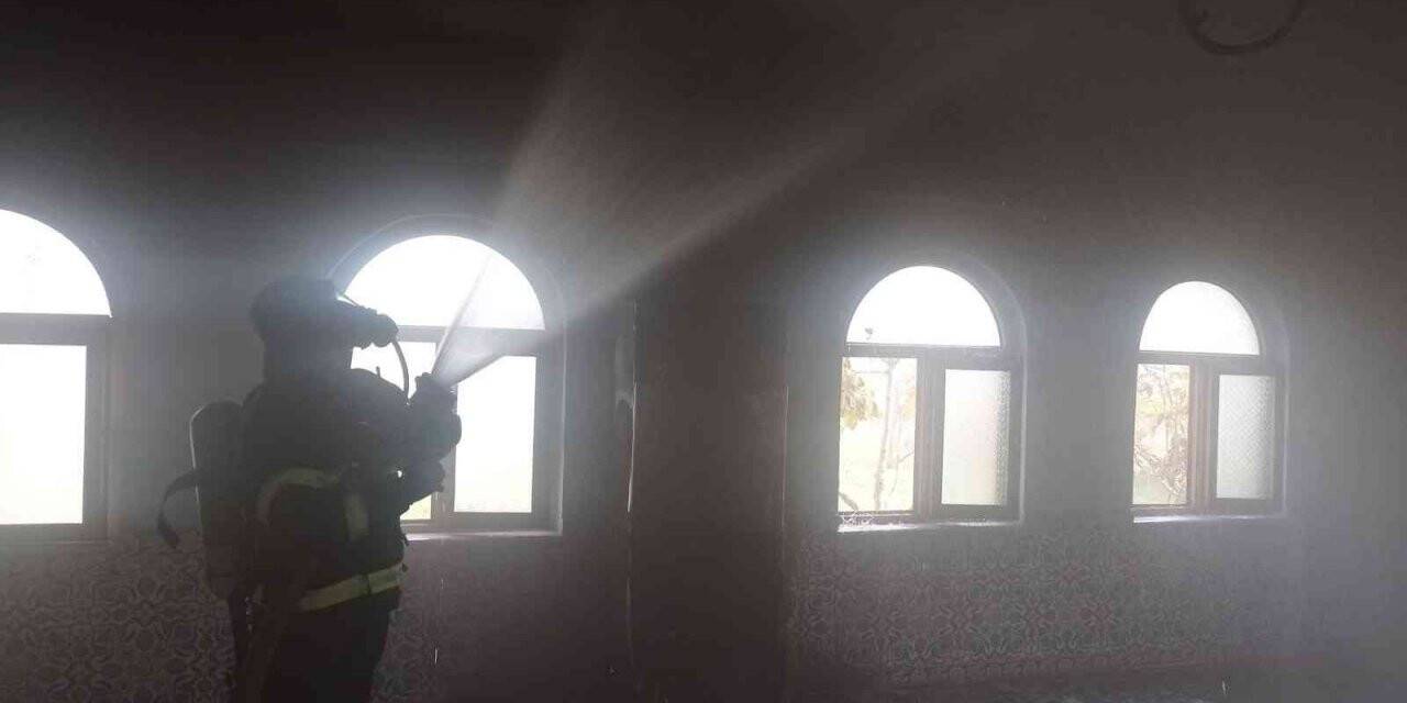 Siirt’te camide çıkan yangın itfaiye ekiplerince söndürüldü