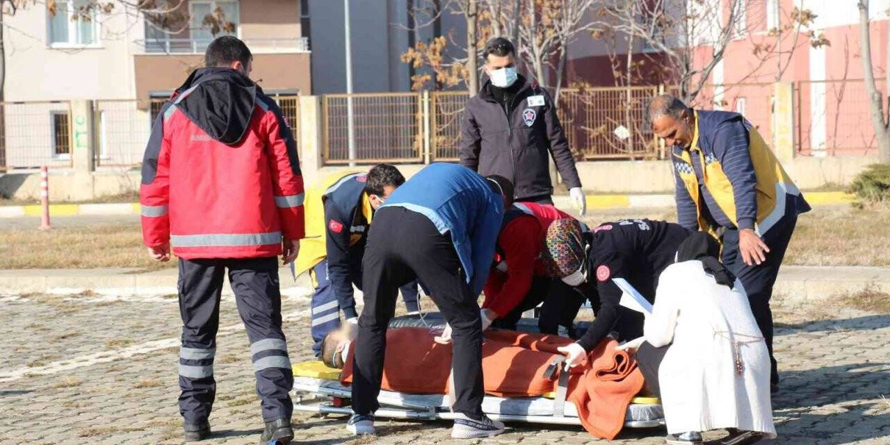 17 yaşındaki genç okul binasının 5. katından atlayarak intihara teşebbüs etti