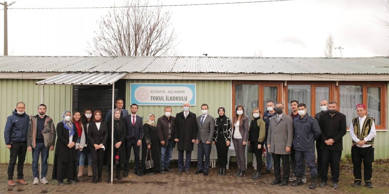 Kütahyalı emekli kütüphane memuru, köy ilkokuluna kütüphane kurdu