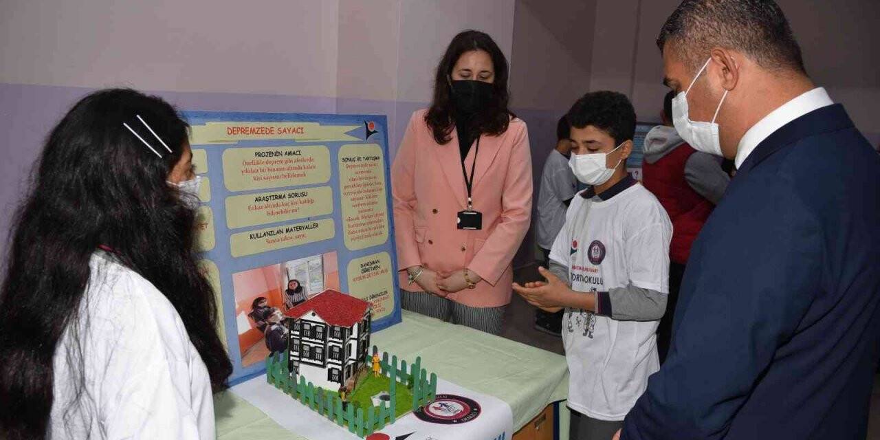 Pamukkale TOKİ Ortaokulu’nda 4006 Bilim Fuarı açıldı