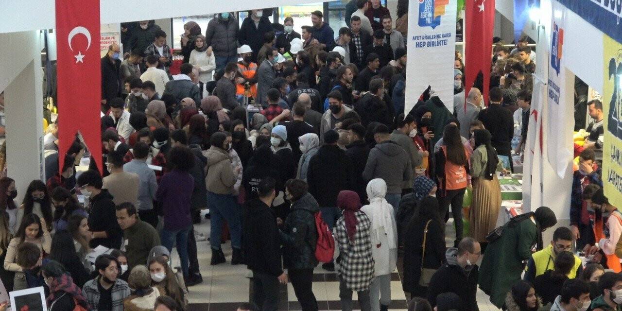 ÇAKÜ’de öğrenci toplulukları kapılarını açtı, öğrenciler büyük ilgi gösterdi