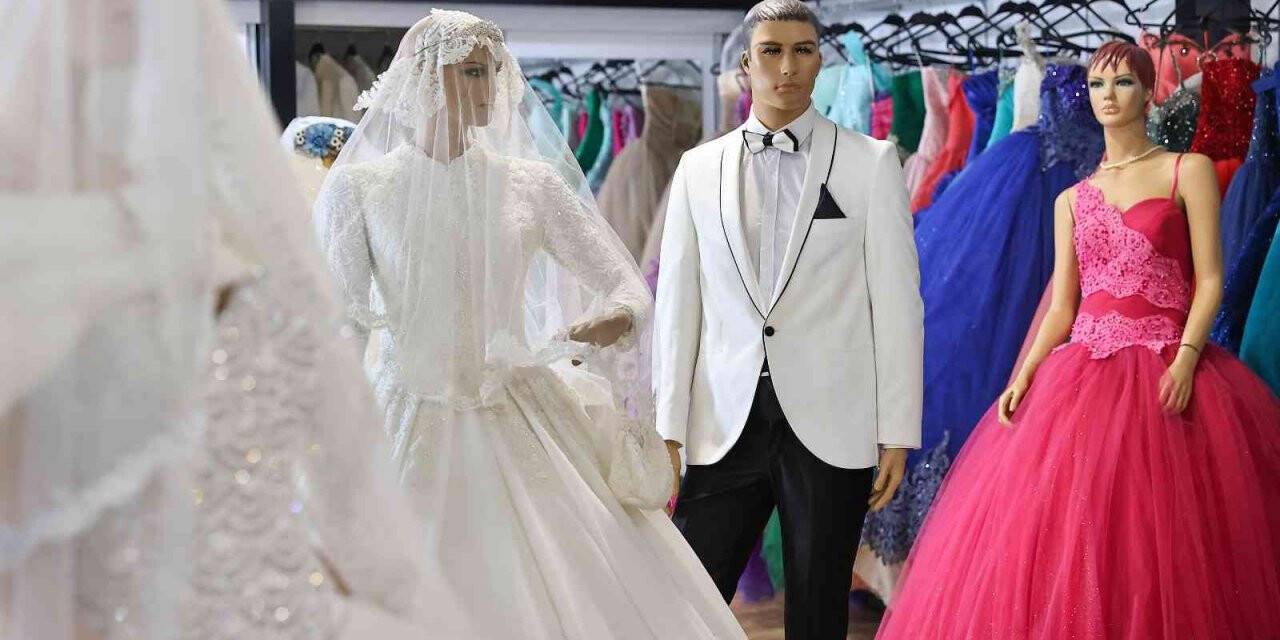 82 çiftin yuvasını kuran Sevgi Eli, 63 çocuğa sünnetlik giydirdi