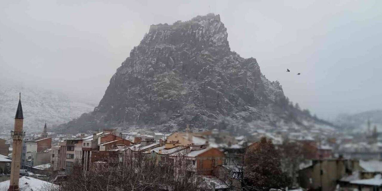 Afyonkarahisar’da beklenen kar yağışı başladı