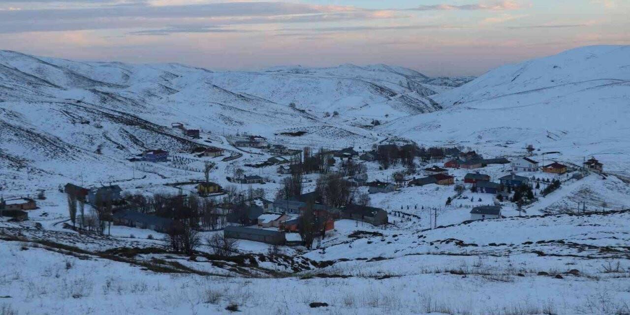 Erzincan’ın yüksek kesimlerinde kar yağışı etkili oldu