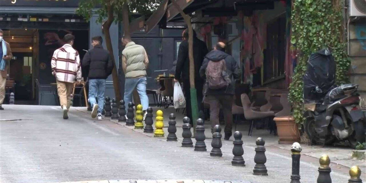 Kadıköy’de ‘Ben Superman’im’ diyen adam kafedeki masanın üzerine uçtu