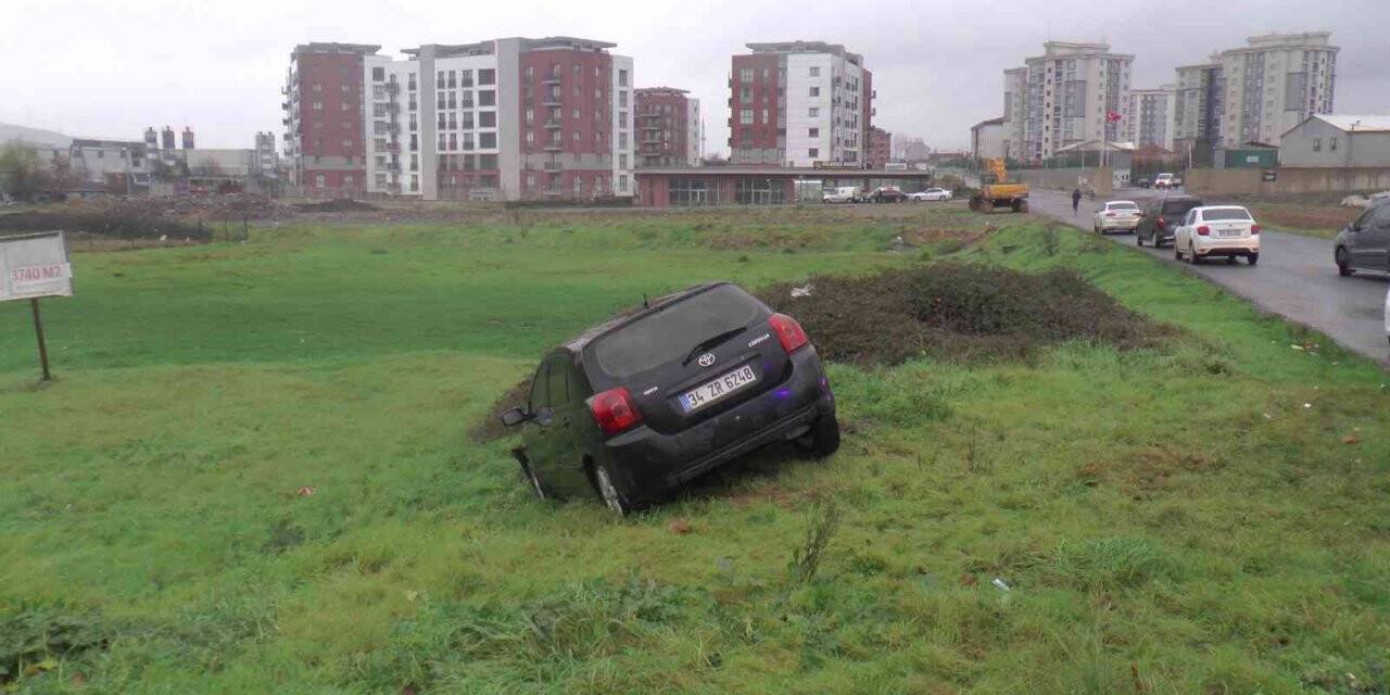 Sultanbeyli’de otomobille tarlaya uçtu:3 hafif yaralı