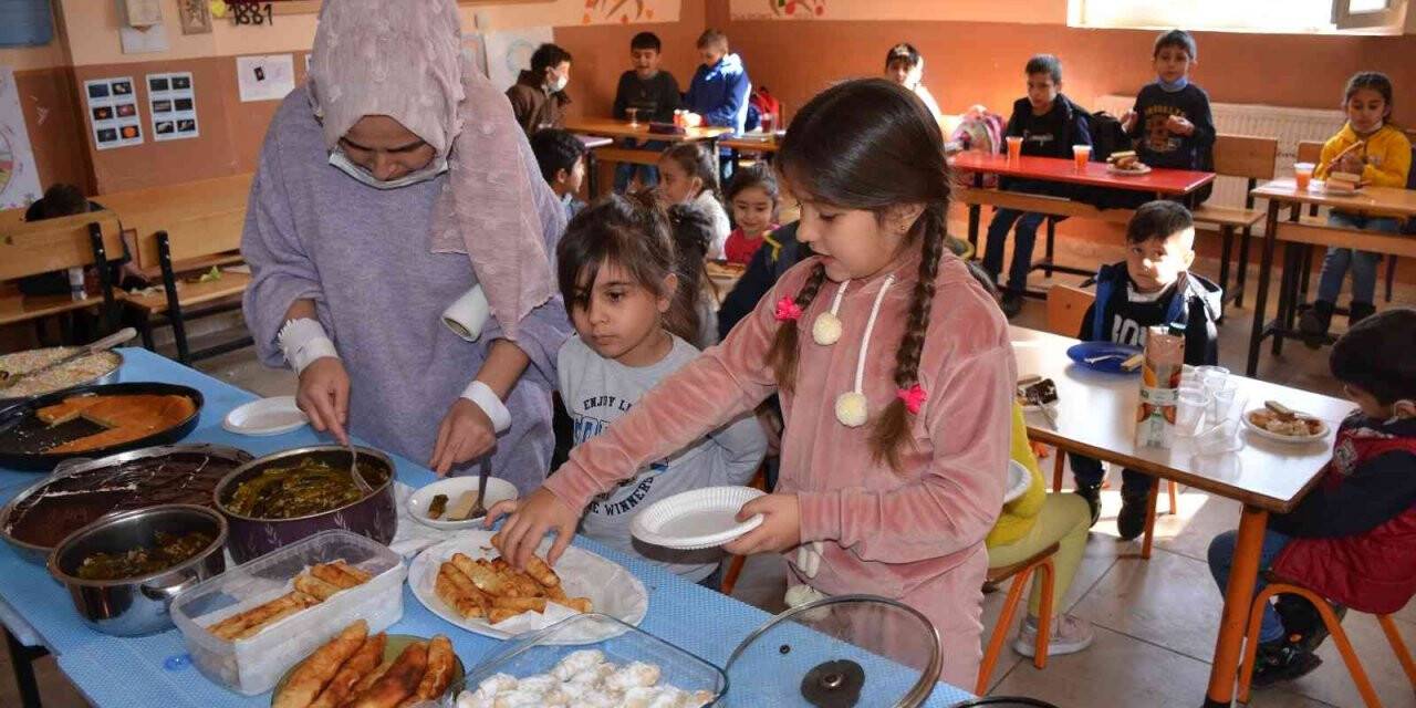 Şırnaklı öğrenciler Yerli Malı Haftası geleneğini sürdürüyor