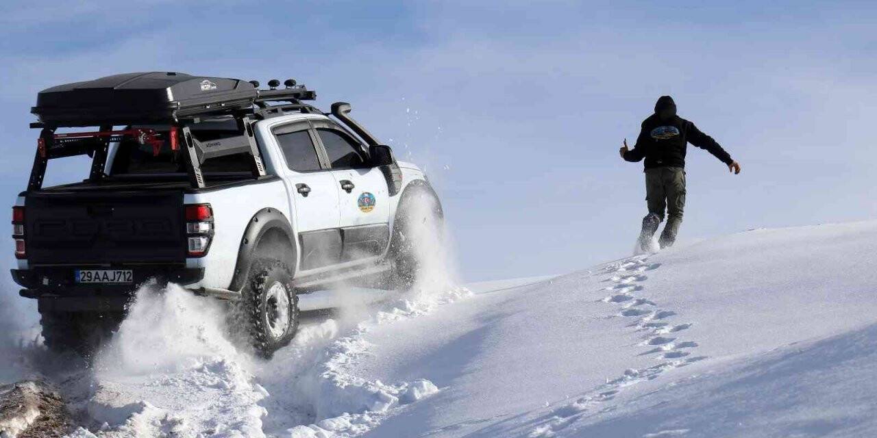 Gümüşhane’de off-road tutkunlarının karla mücadelesi