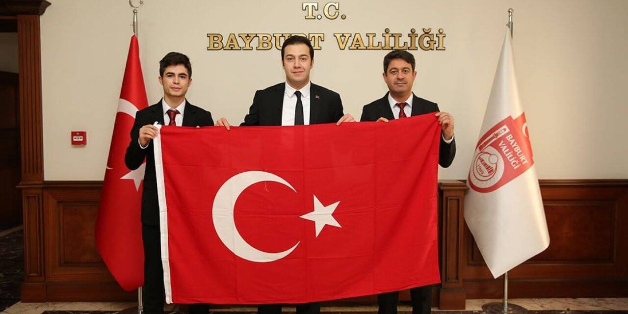 Gaziantep’ten gönderilen bayrak ve toprak Bayburt’ta teslim alındı