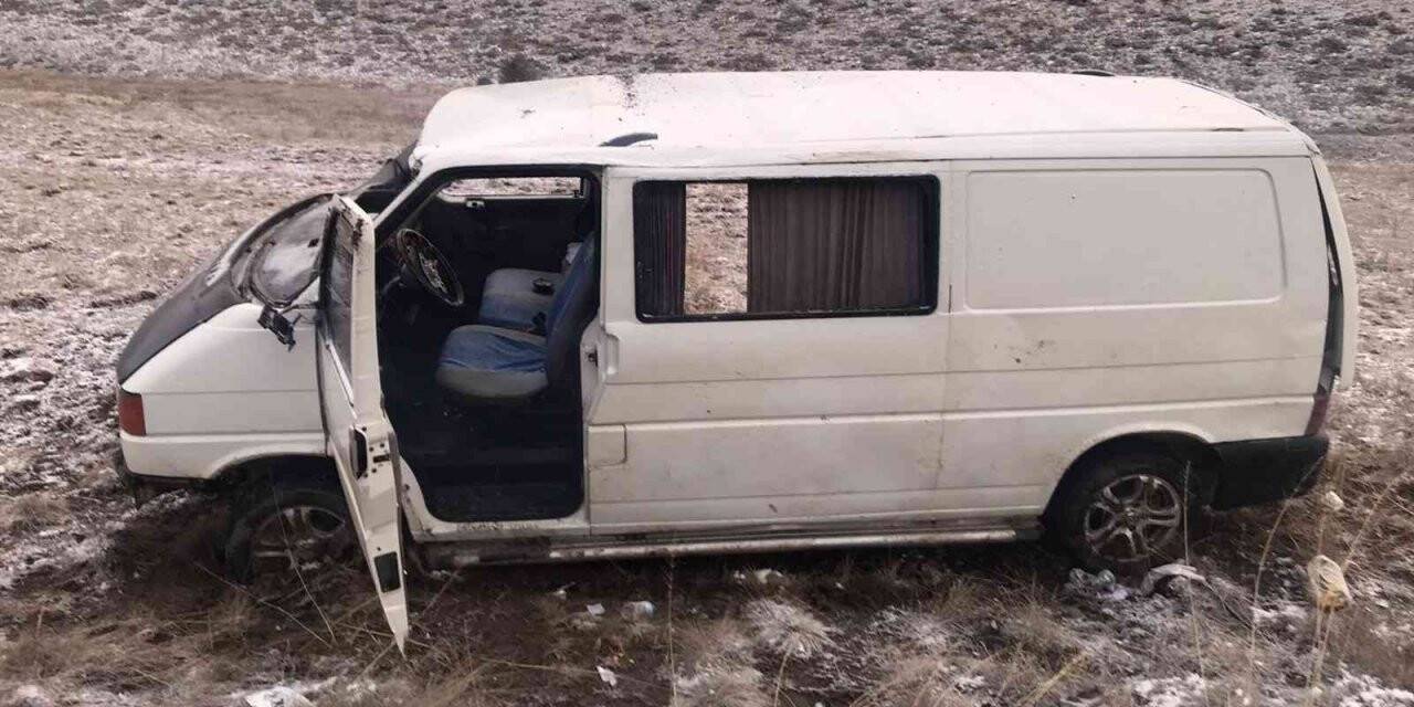 Minibüs kayganlaşan yolda takla attı, 1’i ağır 3 kişi yaralandı